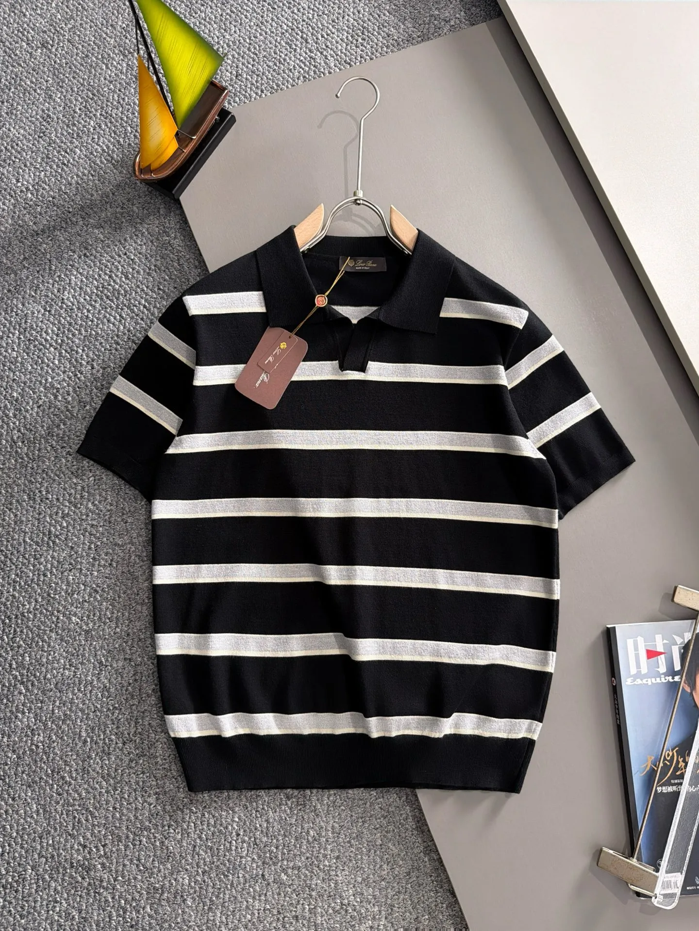 LP high quality Loro Piana 26ss New Arrival men's short-sleeved knitted T-shirt. Made of combed cotton yarn knitted cotton fabric, no pressure when entering and exiting the counter. Exclusive control of raw materials. It feels substantial when weighed, and the upper body is more textured than ordinary T-shirts. This texture can handle the weather easily and is suitable for both hot and cold! Loose fit design, looks noble. The only correct version is available Size: M to 4XL